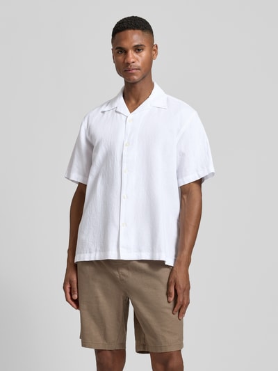 Männermodel trägt Relaxed Fit Freizeithemd aus Leinen-Baumwoll-Mix Modell 'RLXCLAY' von HUGO in Weiß, unifarben, Kurzarm, Ganzkörperansicht von vorne.