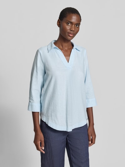 Frauenmodel trägt Relaxed Fit Hemdbluse aus Leinen-Viskose-Mix von s.Oliver RED LABEL in Optik: Unifarben, Flammgarn-Struktur, Ganzkörperansicht von vorne.