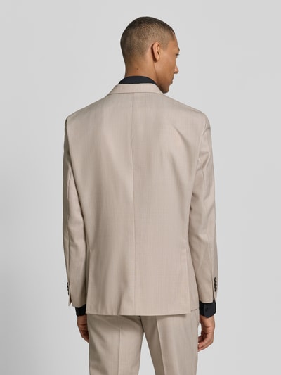 Mężczyznamodel nosi Slim Fit 2-Knopf-Sakko aus Schurwoll-Mix Modell 'Grant' von Pierre Cardin, beżowy, gładka faktura, krój slim fit, Reverskragen, pattentaschen, długość tyłu w rozmiarze 50: 73 cm, szerokość w rozmiarze 50: 37 cm, długość rękawa w rozmiarze 50: 64 cm, pełny widok z tyłu