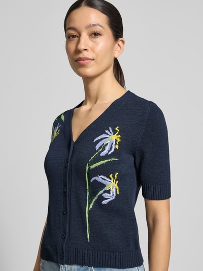 Kobiece model prezentuje Slim Fit Sweatjacke aus Baumwoll-Mix Modell 'RANCH' od MAX&Co., granatowa, kwiatowy wzór, prążkowane wykończenia, imitacja dzianiny, zapięcie na guziki, krótkie rękawy, mieszanka bawełny, ujęcie z przodu do pasa.