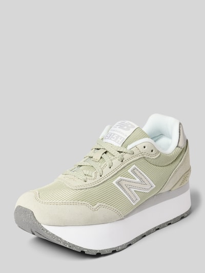 Produktfoto, Sneaker mit Logo-Detail von New Balance in hellem Beige, abgerundete Form, Schnürverschluss, strukturierte Sohle, seitliche Ansicht, Damen Sneaker, Absatzhöhe 3 cm, Schafthöhe 8 cm, Schaftweite 7 cm