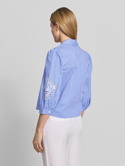 Vrouwenmodel draagt Cropped Bluse mit Lochstickerei und 3/4-Arm van Christian Berg Woman Selection, puur katoen, overhemdkraag, ajourwerk, 3/4-mouw, ruglengte maat 36: 57 cm, mouwlengte maat 36: 50 cm, blauw met witte strepen, rechte snit, detailopname rugaanzicht