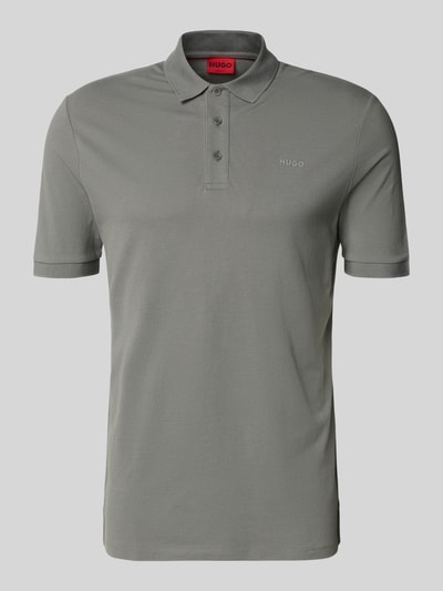 Produktfoto, Regular Fit Poloshirt aus reiner Baumwolle Modell 'DONOS222' von HUGO in Grau mit Label-Applikation, Polokragen, kurzer Knopfleiste, Kurzarm, elastischem Ärmelabschluss, Rumpfabschluss mit Seitenschlitzen, glatte Webware-Oberfläche.
