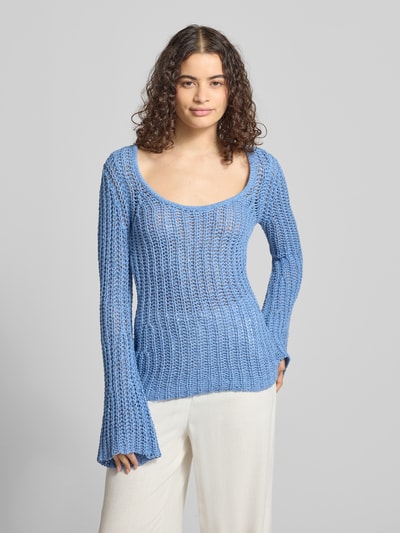 Modelka kobieta nosi Regular Fit Pullover in Häkel-Optik Modell 'Fenja' od Topshop, bawełniany miks, półprzezroczysty design, kolor niebieski, przód w całości, zdjęcie całego tułowia z przodu.