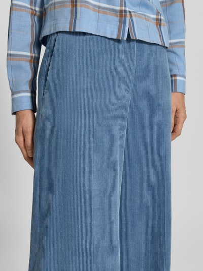 Frauenmodel trägt Relaxed Fit Anzughose aus Cord von Christian Berg Woman Selection in Hellblau, strukturierte Oberfläche, Nahaufnahme Oberkörper, Damen Anzughose, Bundweite 46 cm, Innenbeinlänge 86 cm.