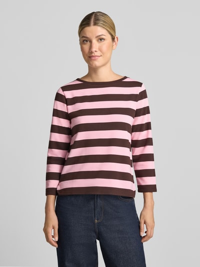 Frauenmodel trägt Langarmshirt mit 3/4-Arm von MORE & MORE mit rosa-braunen Streifen, U-Boot-Ausschnitt, gerader Schnitt, Nahaufnahme Oberkörper.