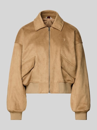 Produktfoto, Regular Fit Bomberjacke mit Umlegekragen von Guess Jeans, beżowa tekstura zamszowa, zamek błyskawiczny, elastyczne wykończenia, długość tyłu w rozmiarze S: 47 cm, szerokość ramion w rozmiarze S: 56 cm, szerokość w rozmiarze S: 45 cm, długość rękawów w rozmiarze S: 40 cm
