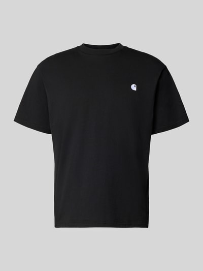 Produktfoto, schwarzes Herren T-Shirt mit Label-Stitching Modell 'Madison' von Carhartt Work In Progress aus Reine Baumwolle, Regular-Fit, Rundhalsausschnitt, Rückenlänge bei Größe M 75 cm.