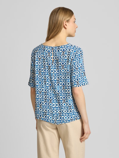 Frauenmodel trägt Blusenshirt aus Viskose mit 1/2-Arm Modell 'MARRAKECH' von ICHI, Allover-Look in Blau und Weiß, Regular-Fit, Rückenansicht.