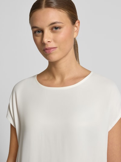 Frauenmodel trägt T-Shirt mit U-Boot-Ausschnitt von MORE & MORE, Viskose-Elasthan-Mix, unifarbenes Design, lockere Passform, Nahaufnahme Oberkörper.