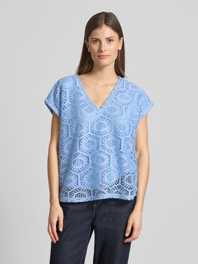 Frauenmodel trägt Boxy Fit T-Shirt mit semitransparentem Besatz Modell 'IRIS' von Vero Moda, hellblau, Ajour-Strick, Ganzkörperansicht von vorne.