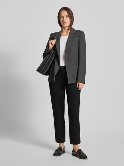 Modelka kobieca nosi Chino aus Viskose-Mix mit Gesäßtaschen von Christian Berg Woman, czarne spodnie regular fit, tkanina z elastycznym włóknem, z tylnymi kieszeniami, zapięcie na guzik, proste nogawki, widok całej sylwetki z przodu.