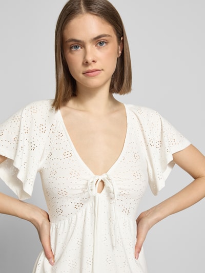 Vrouwenmodel draagt Tailliertes vrijetijdsjurk met etskanteffect model 'SMILLA' van Only, getailleerd, mini, V-hals, vetersluiting, korte mouw, rechte zoom, Nahaufnahme bovenlichaam.