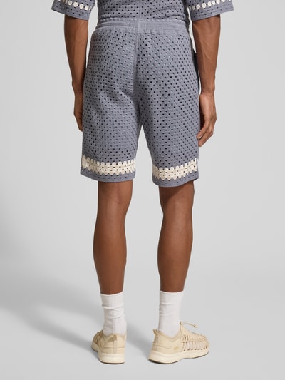 Männermodel trägt Straight Fit Shorts mit Lochmuster von JAKE*S STUDIO MEN in Strick-Optik, graublau, elastischer Bund, Ganzkörperansicht Rückansicht.