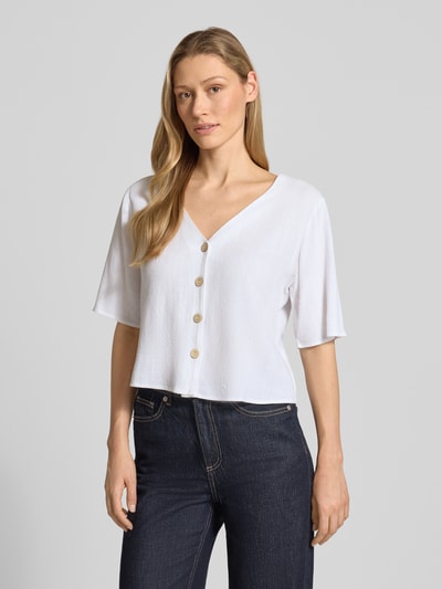 Frauenmodel trägt Hemdbluse aus Viskose-Mix mit Leinen-Anteil von Apricot in Weiß, Knopfleiste, gerader Schnitt, Ganzkörperansicht von vorne.