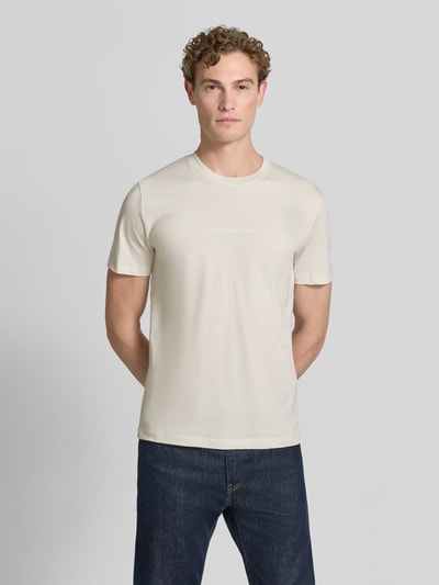 Männermodel trägt Regular Fit T-Shirt aus reiner Baumwolle von Tom Tailor Denim in Optik: Unifarben, Passform: Regular-Fit, Rundhals-Ausschnitt, Kurzarm, Material: Reine Baumwolle, Ganzkörperansicht von vorne.