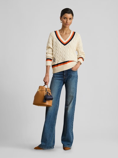 Frauenmodel trägt Regular Fit Strickpullover aus reiner Baumwolle von Lauren Ralph Lauren, Optik: Unifarben, Zopfmuster, Logo-Detail, Label-Stitching, Kontraststreifen, V-Ausschnitt, langarm, gerippte Abschlüsse, Strick, Material: reine Baumwolle, Ganzkörperansicht von vorne.
