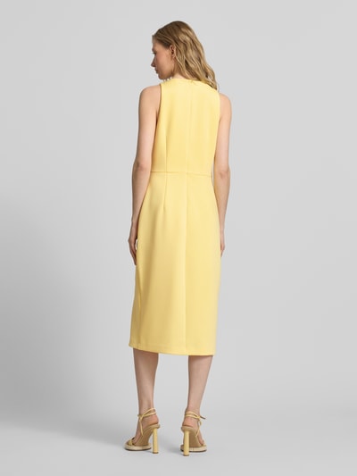 Modelka nosi Cocktailkleid mit Volants od Adrianna Papell, żółty materiał z dodatkiem stretch, prosty krój, długość midi, wykończenie falbanami, okrągły dekolt, długość pleców w rozmiarze 36: 113 cm, szerokość w rozmiarze 36: 44 cm, jedwabista faktura, pełny widok sylwetki z tyłu