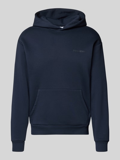 Produktfoto, Regular Fit Hoodie mit Logo-Print von Review, dunkelblau, Kapuze, Kängurutasche, Baumwoll-Mix, elastische Abschlüsse