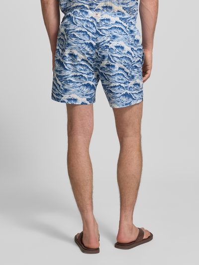 Mannelijk model draagt Straight Fit Badehose mit elastischem Bund van Gant, blauwe en witte all-over print, elastische taille, straight fit, tunnelkoord, product uit context, volledige lichaamsweergave achterkant.