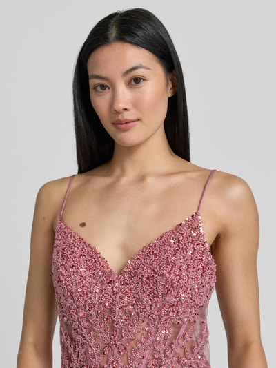 Frauenmodel trägt Maxikleid mit Perlen und Pailletten von Hey Kyla in Rosa mit Tüll, V-Ausschnitt, Spaghettiträger, Nahaufnahme Oberkörper. Rückenlänge bei Größe 36: 132 cm, Brustweite: 33 cm, Ärmellänge: 127 cm.