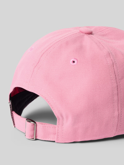 Produktfoto, Basecap aus reiner Bio-Baumwolle Modell 'YENAAS BOLD' von Armedangels in Rosa mit Logo-Stitching, verstellbarem Riegel und Luftlöchern, unifarbene Optik, strukturierte Baumwoll-Textur.