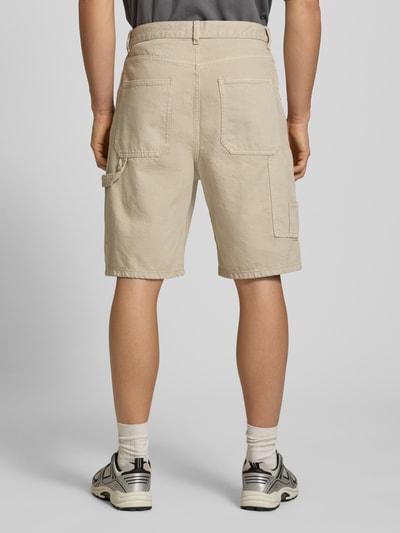 Männermodel trägt Bermudas mit seitlichen Eingrifftaschen von REVIEW aus reiner Baumwolle in Straight Fit, Ganzkörperansicht Rückansicht.