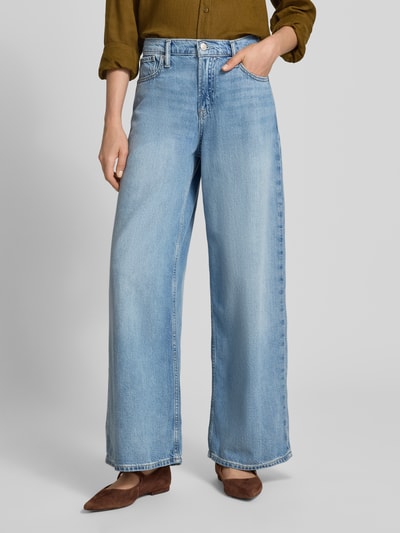 Frauenmodel trägt Baggy Fit Jeans mit Eingrifftaschen Modell 'DYLAN' von GAP, hellblauer Baumwoll-Lyocell-Mix, Ganzkörperansicht von vorne.