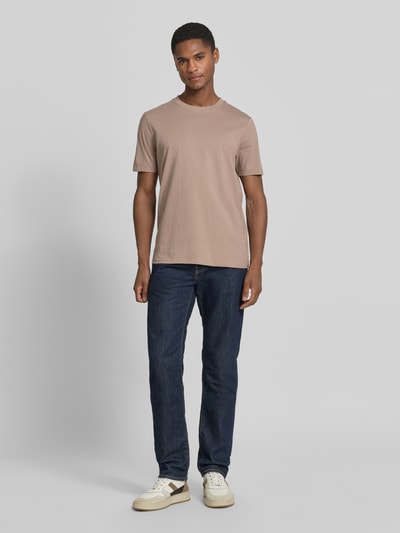 Männermodel trägt Regular Fit T-Shirt aus reiner Baumwolle von s.Oliver RED LABEL, Optik: Unifarben, Ganzkörperansicht von vorne.