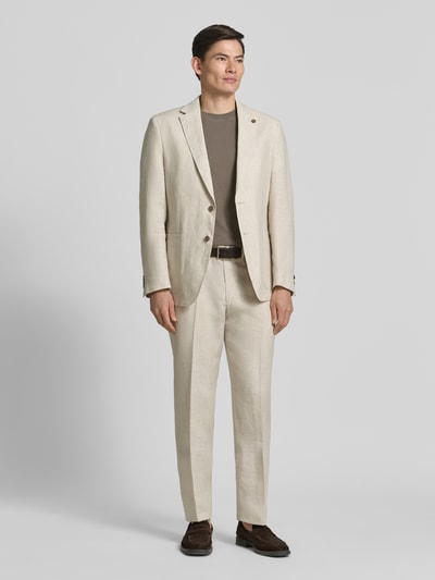 Männermodel trägt Regular Fit Sakko aus zuiver linnen met reverskraag van Christian Berg Men in licht beige, opgestikte zakken, 2-knoopsluiting, borstzak, regular fit. Ganzkörperansicht van voren. Ruglengte maat 50: 75 cm, schouderbreedte 47 cm, mouwlengte 63 cm.