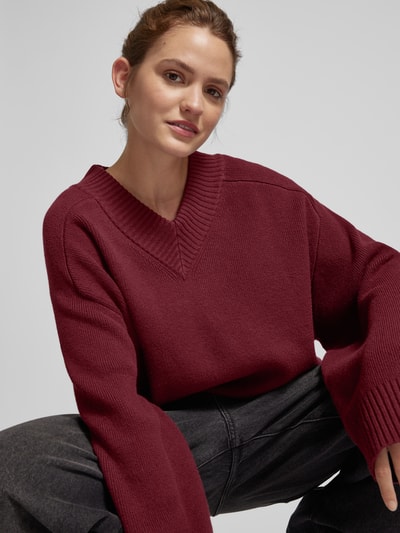 EDITED Gebreide pullover met V-hals, model 'Solveig' Bordeaux - 3