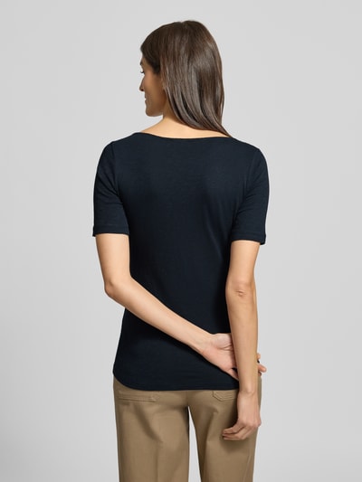 Frauenmodel trägt T-shirt aus Slub Jersey von Marc O'Polo, bawełna, krój slim fit, okrągły dekolt, nadruk z logo na dole, długość tyłu 64 cm, Ganzkörperansicht Rückansicht.