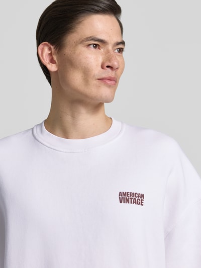 Männermodel trägt Herren T-Shirt mit Logo Modell 'PLIZZY' von American Vintage, Reine Baumwolle, Rundhalsausschnitt, Relaxed-Fit, Nahaufnahme Oberkörper.