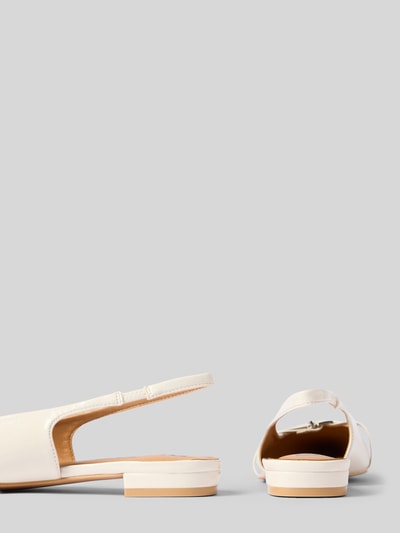 Produktfoto, Pumps mit Zierschnalle von BIANCO in Creme, spitze Passform, offene Ferse, glatte Sohle, Absatzhöhe 2 cm, Schaftweite 20 cm, dezente Textur