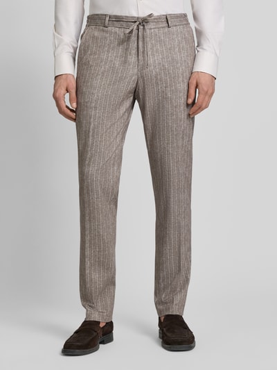 Männermodel trägt Hose mit Bügelfalten und Schnürung Modell 'SpartaFlex' von Zuitable, Material-Mix mit Baumwoll-Anteil, Slim-Fit, Ganzkörperansicht von vorne.