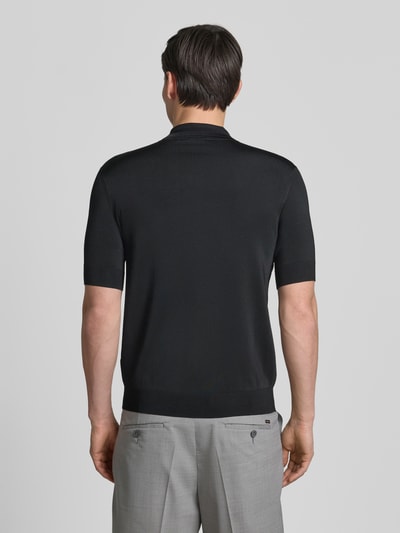 Männermodel trägt Regular Fit Poloshirt aus Viskose-Mix Modell 'SAYFONG-4' von HUGO, Optik: Unifarben, Ganzkörperansicht Rückansicht.