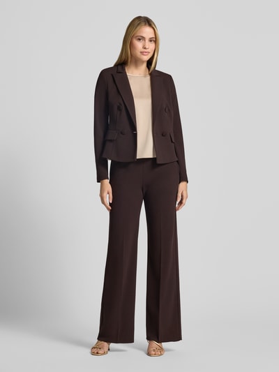 Frauenmodel trägt Straight Fit Stoffhose mit Bügelfalten von Rinascimento in dunkelbraun, Material-Mix mit Stretch-Anteil und elastischem Bund, seitliche Eingrifftaschen, Bundweite 37 cm, Innenbeinlänge 82 cm, Ganzkörperansicht von vorne.