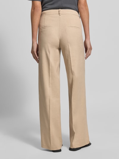 Frauenmodel trägt Hose aus Leinen-Mix mit Bügelfalten Modell 'MIRA' von Cambio in Beige, gerade Form, Regular Fit, Ganzkörperansicht Rückansicht.