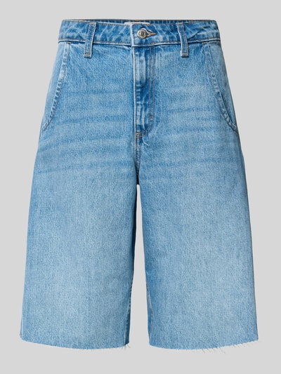 Produktfoto, Straight Fit Shorts in Denim-Optik Modell 'Joa' von Topshop, blaue Baumwoll-Denim-Oberfläche, Eingriffstaschen, Knopf- und Reißverschluss, Bundweite 38 cm, Innenbeinlänge 29 cm, strukturierte Haptik