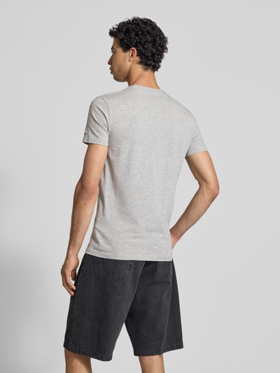 Männermodel trägt Slim Fit T-Shirt aus Baumwoll-Mix Modell 'ORIGINAL BASIC 3' von Pepe Jeans, melange, unifarben, Kurzarm, Ganzkörperansicht Rückansicht