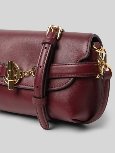 Produktfoto, Crossbody Bag mit Label-Detail von Lauren Ralph Lauren aus Rindsleder in Dunkelrot, goldene Details, Umschlag, abnehmbarer Schulterriemen, Hauptfach, Maße ca. 18 cm Breite, 13 cm Länge, 5 cm Tiefe, Riemenlänge 108 cm.