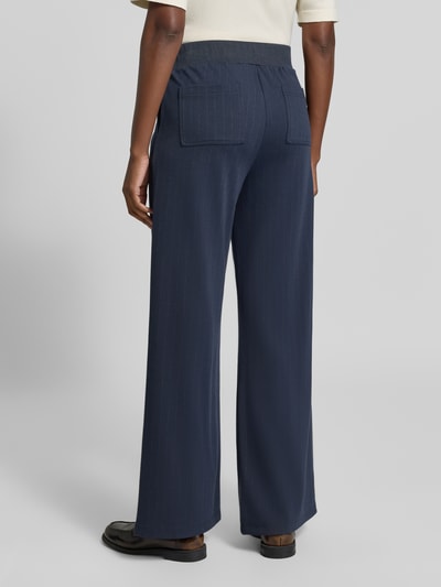 Vrouwenmodel draagt Weite Hose met Viskose-Anteil van Brax in donkerblauw met fijne streep, rechte wijdte, zachte textuur, volledige achterkantaanzicht.