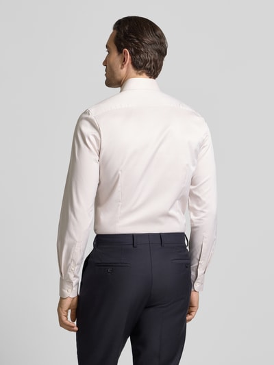 Männermodel trägt Slim Fit Business-Hemd in unifarbenem Design mit Kentkragen von OLYMP Level Five, reine Baumwolle, Ganzkörperansicht Rückansicht.