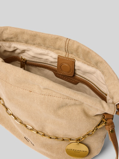 Productfoto, handtas van beige textiel met gouden kettingschouderband, hoofdvak met tunnelkoord, logodetail, model 'LYA' van LIEBESKIND BERLIN, breedte 33 cm, lengte 22 cm, diepte 12 cm, bandlengte 125 cm