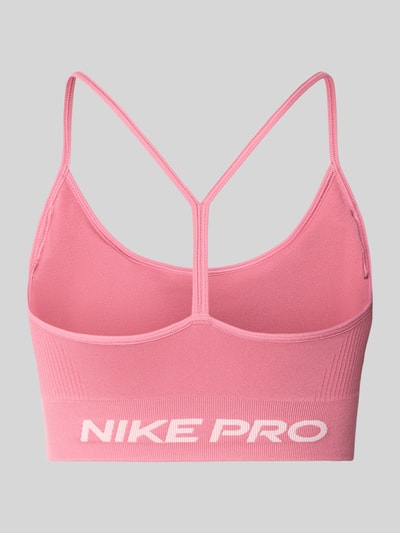 Produktfoto, Sport-BH mit Label-Bund von Nike in Rosa mit weißem Logo, gerippte Textur, Damen Sport-BH von Nike Training.