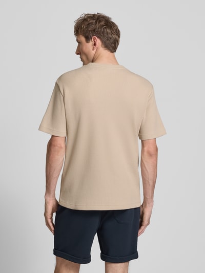Männermodel trägt Regular Fit T-Shirt aus Baumwoll-Mix Modell 'TOBIE' von Only & Sons in Optik: Unifarben mit Waffel-Struktur, Ganzkörperansicht Rückansicht.