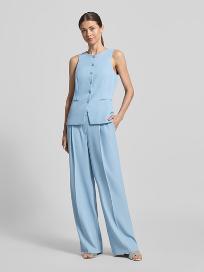 Modelka kobieca nosi Stoffhose mit Bügelfalte von V by Vera Mont w kolorze jasnoniebieskim, materiał z domieszką stretchu, krój straight fit, z zapięciem na haftkę i zamek, z kantem, kieszenie z tyłu, szerokość w rozmiarze 36: 40 cm, długość nogawki wewnętrznej: 83 cm, zdjęcie całej sylwetki z przodu.