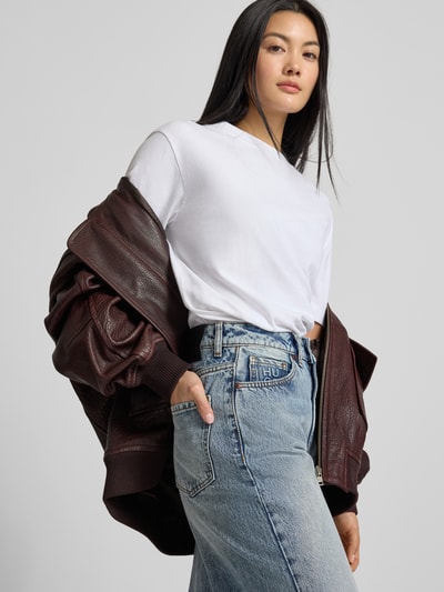 Frauenmodel trägt Straight Fit Jeans aus reiner Baumwolle Modell '937_14' von HUGO mit Denim-Optik, 5-Pocket-Design, Label Patch, Nahaufnahme Oberkörper.