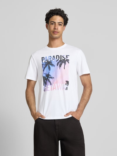 Männermodel trägt Regular Fit T-Shirt aus reiner Baumwolle Modell 'MAGDY LIFE' von Only & Sons, unifarben mit Foto-Print, Nahaufnahme Oberkörper.