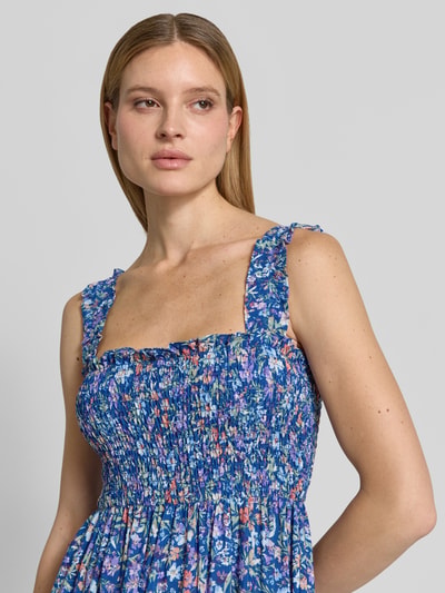 Modelka nosi Midikleid mit Smok-Details und Volantsaum von Apricot, niebieski wzór kwiatowy, mieszanka wiskozy, szerokie ramiączka, krój taliowany, detal smock, szerokość w rozmiarze S: 30 cm, długość tyłu w rozmiarze S: 106 cm, zbliżenie na górną część ciała